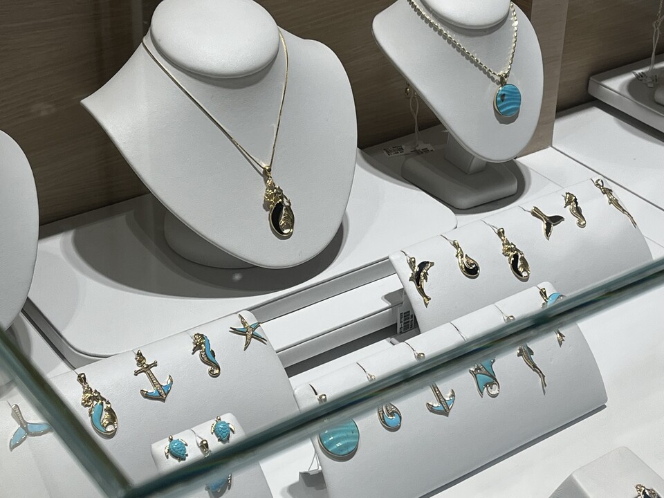 The Art of Jewelry Display: Elevate Your Retail Space with Stunning Presentations
